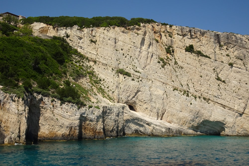 eine große Klippe mit einem Haus darauf