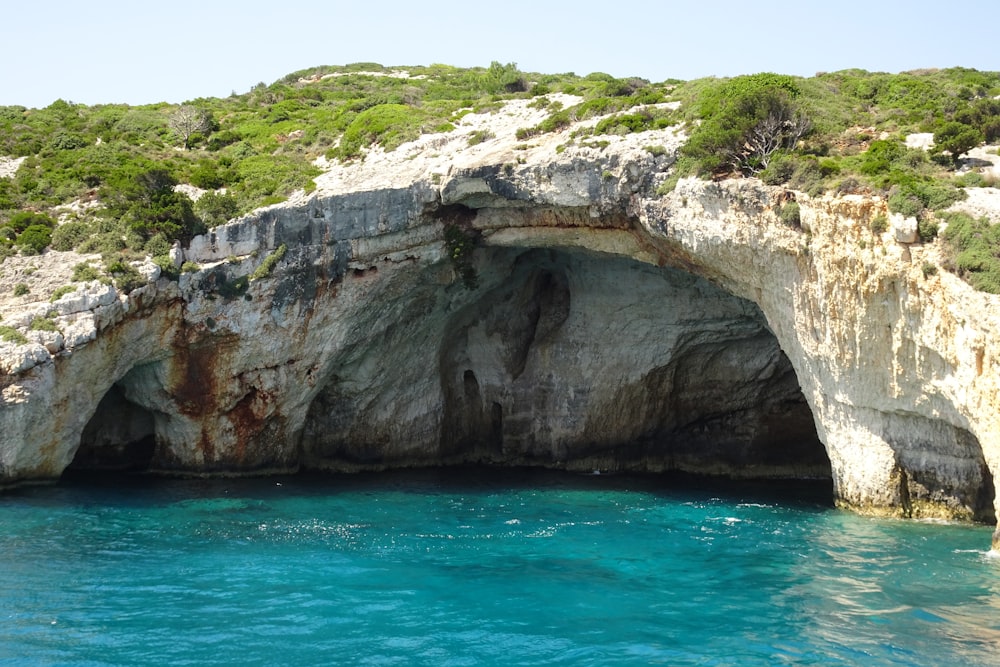 uma grande formação rochosa com uma caverna no meio dela