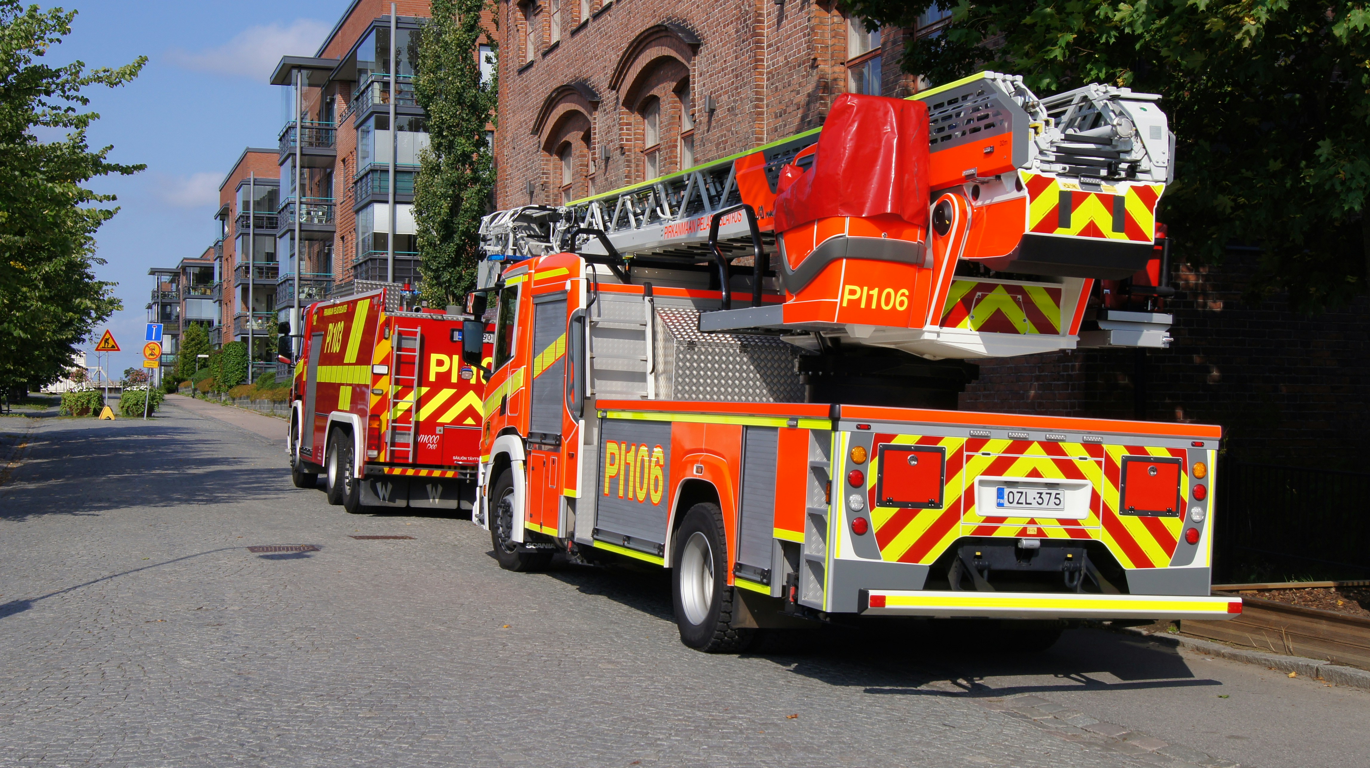 Ein paar Feuerwehrautos parkten nebeneinander