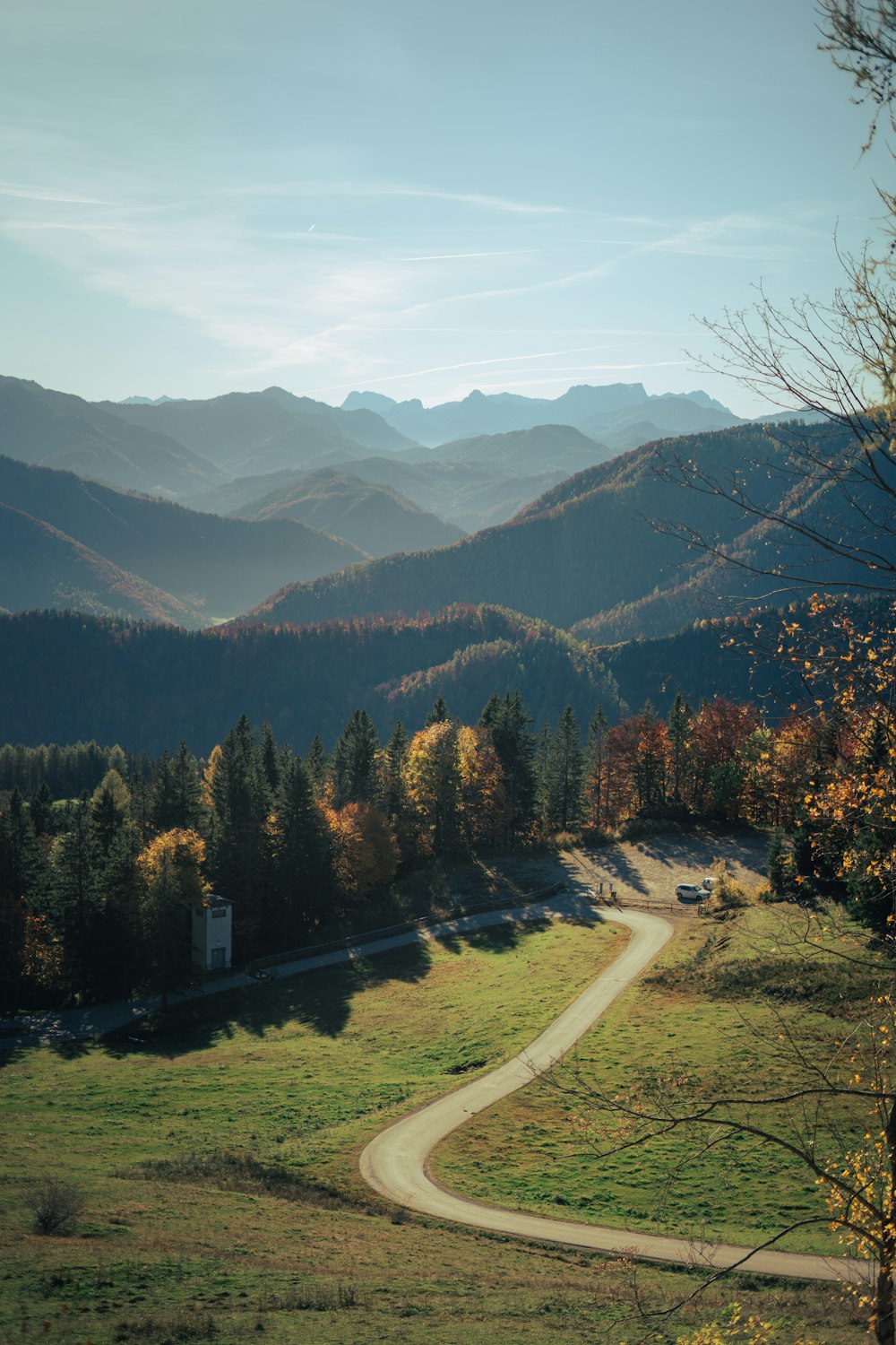 Eine kurvenreiche Straße inmitten einer Bergkette