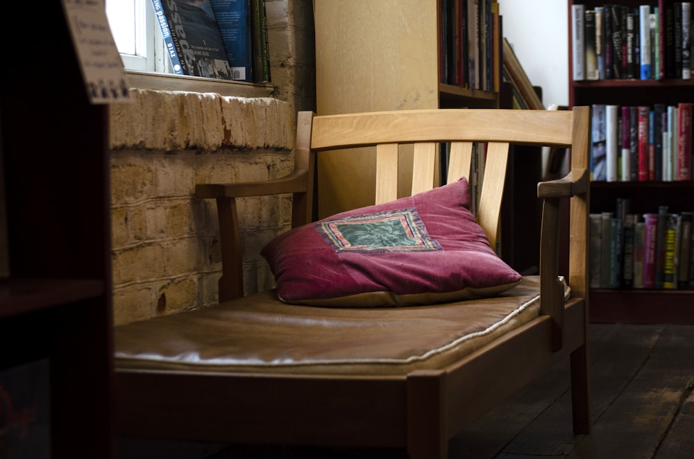 ein Holzstuhl mit einem Kissen darauf