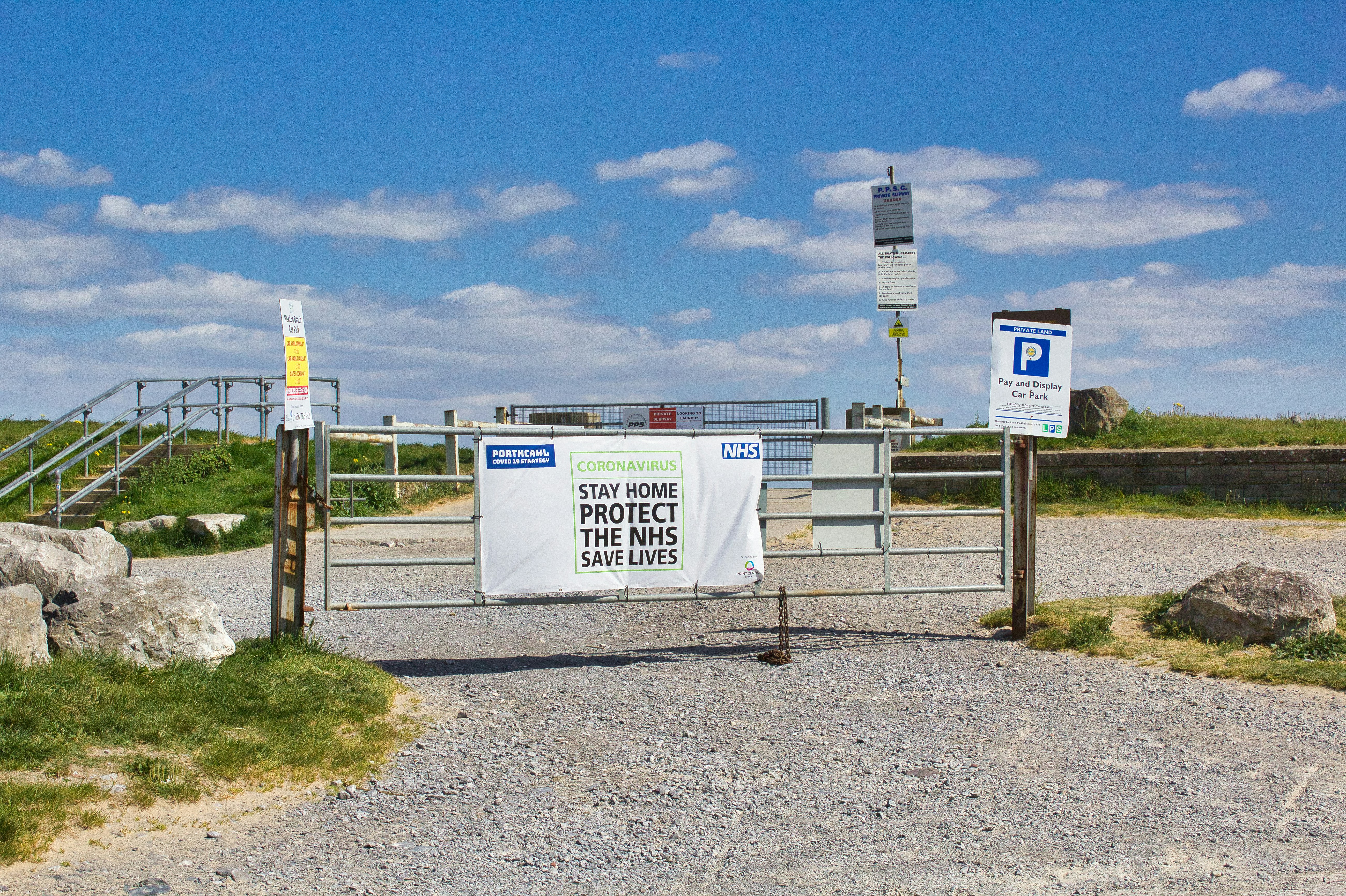 a gate with a sign on it that says, don't enter
