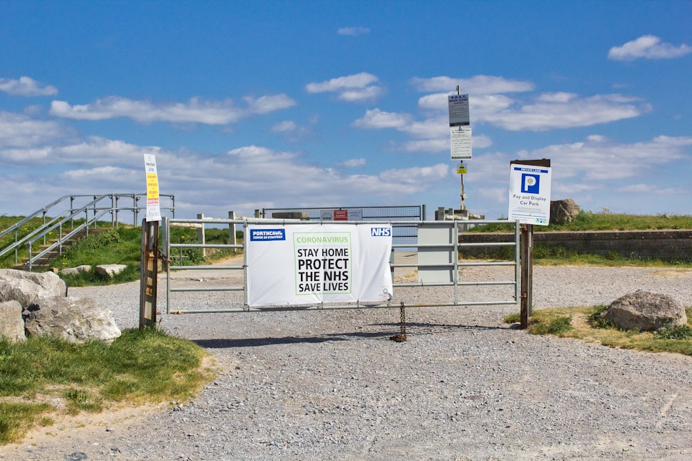 a gate with a sign on it that says, don't enter