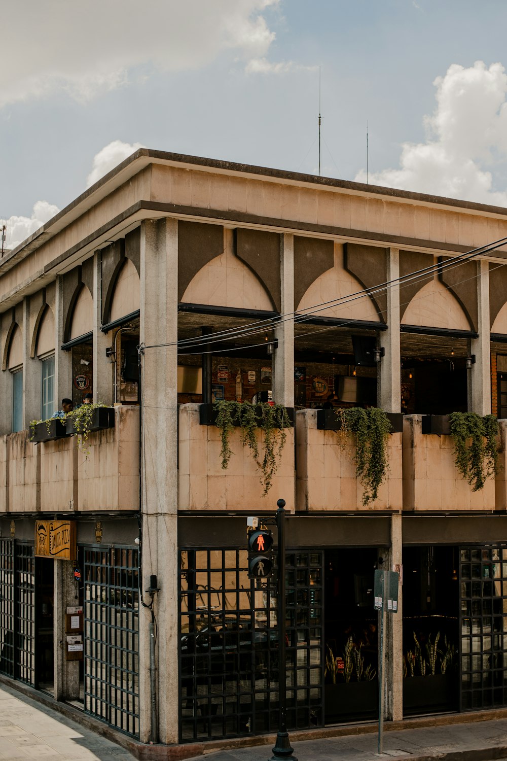 Un edificio alto con un mucchio di finestre