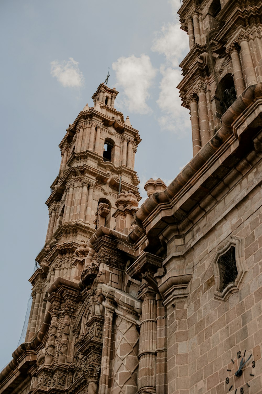 Un edificio molto alto con un orologio sul lato