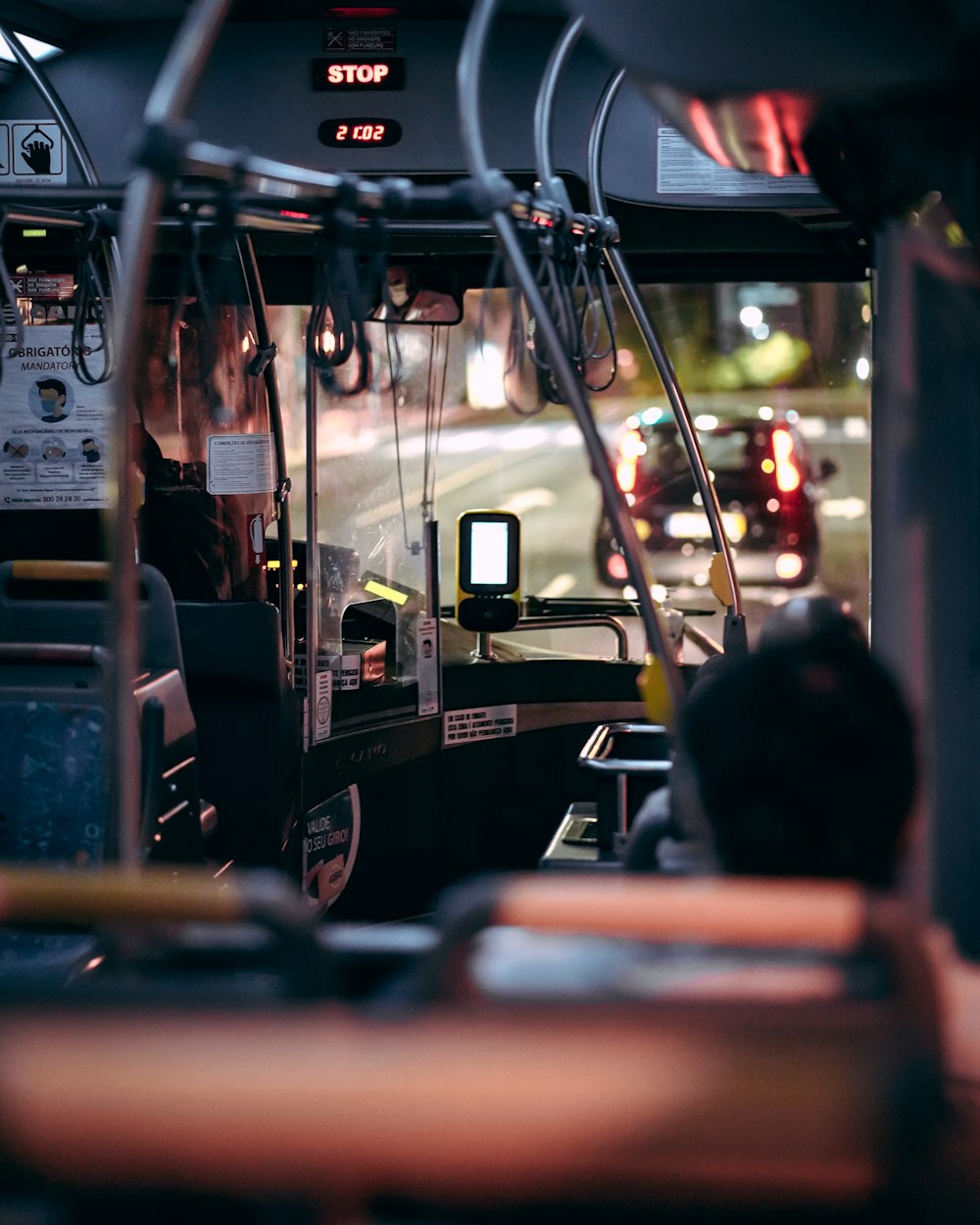 Blick auf einen Bus aus dem Inneren des Busses