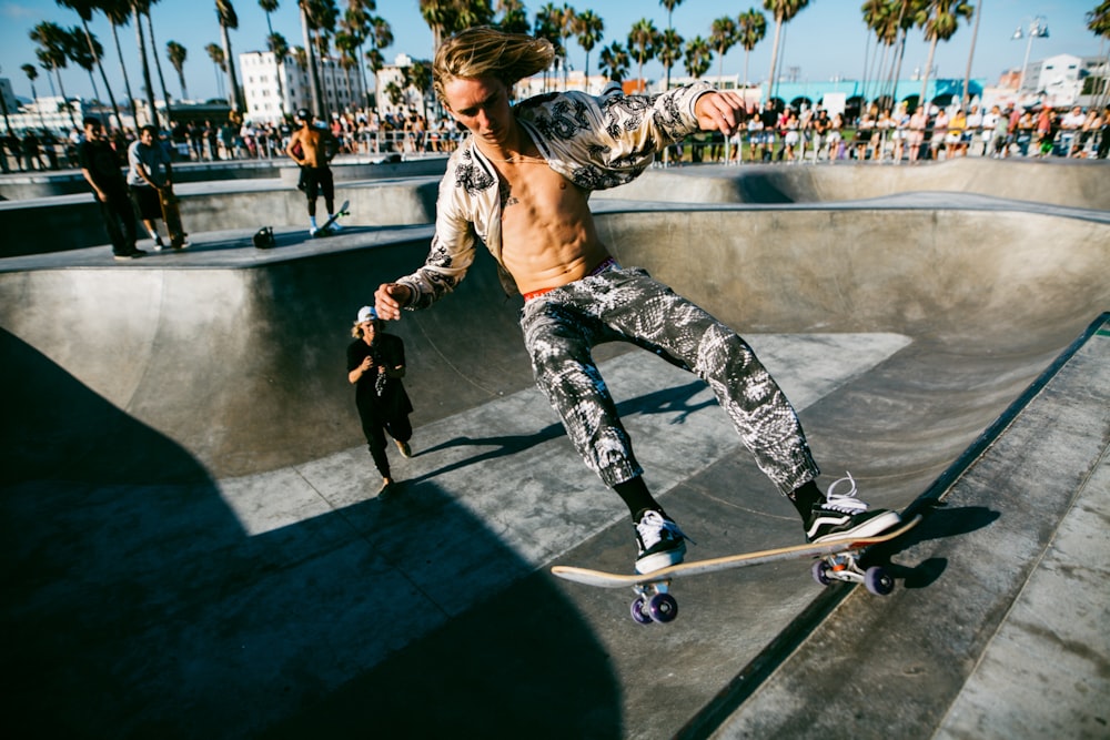 Un uomo che cavalca uno skateboard sul lato di una rampa