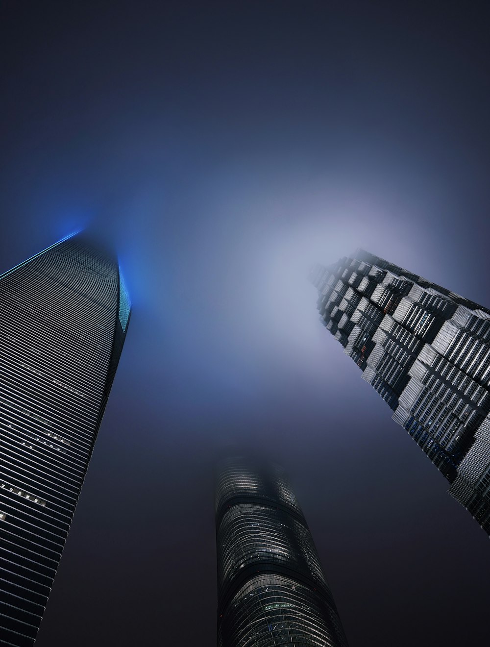 밤에 하늘에 세 개의 고층 빌딩