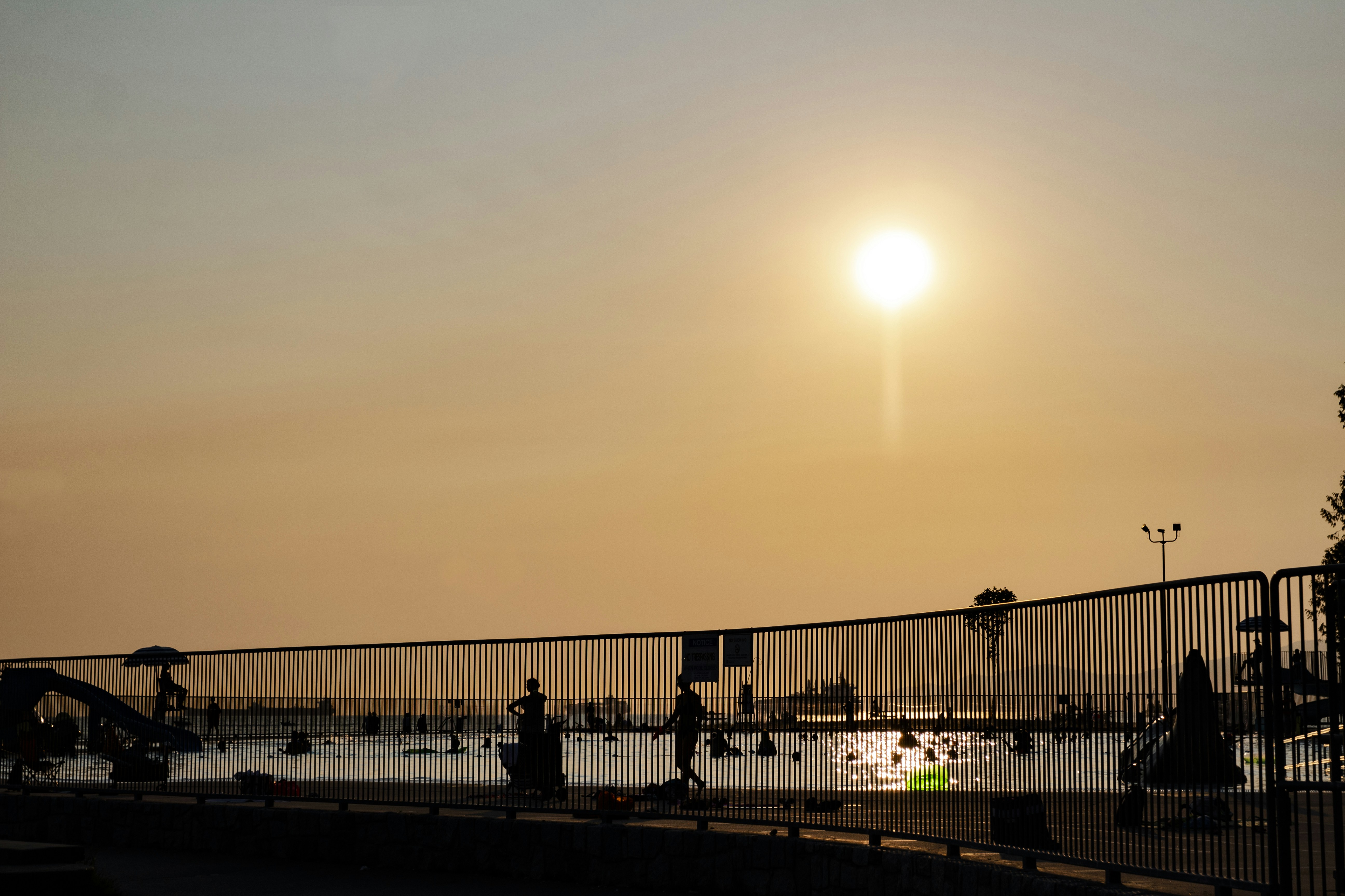 El sol se está poniendo sobre un cuerpo de agua