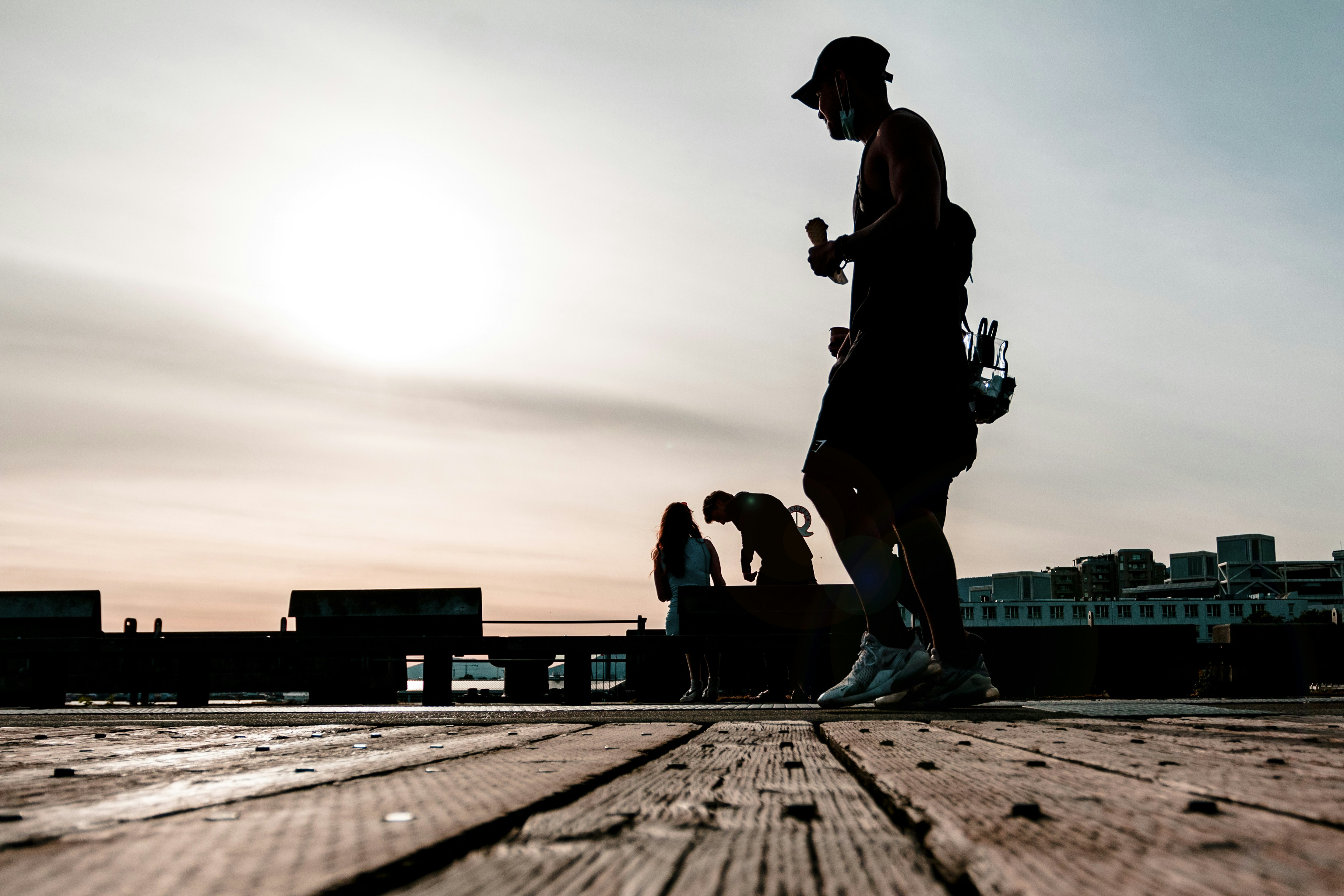 Un hombre parado encima de un piso de madera junto a una mujer