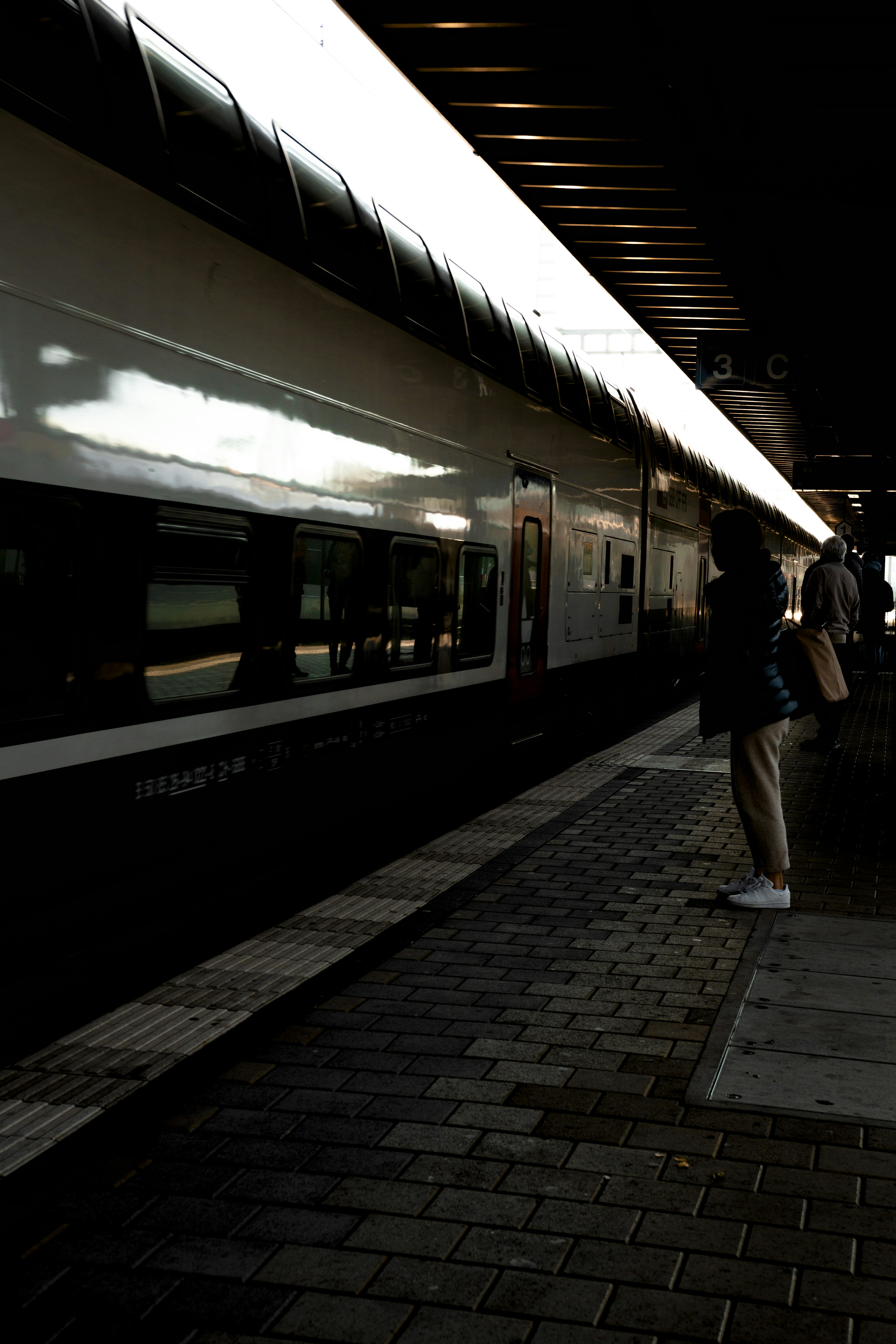 waiting for my train to Zürich</p>
<p>” style=”max-width:420px;float:left;padding:10px 10px 10px 0px;border:0px;”>Meble tapicerowane stanowią nieodłączny element nowoczesnego wnętrza. Charakteryzują się zarówno funkcjonalnością, jak i estetyką, przyciągając wzrok swoim wyglądem i zapewniając maksymalny komfort użytkowania. W niniejszym artykule skupimy się na omówieniu różnych aspektów mebli tapicerowanych, takich <a href=