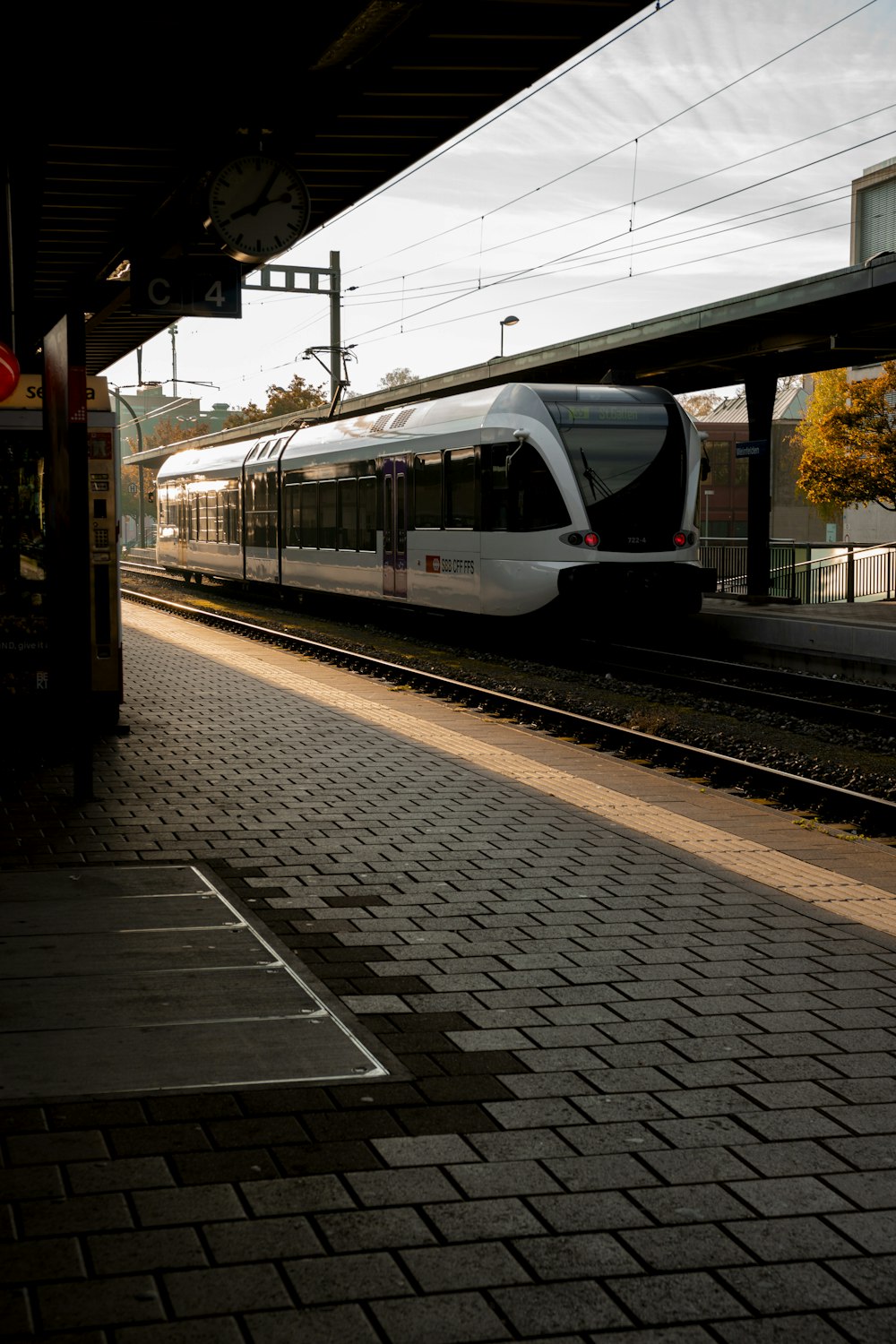 um trem nos trilhos em uma estação de trem