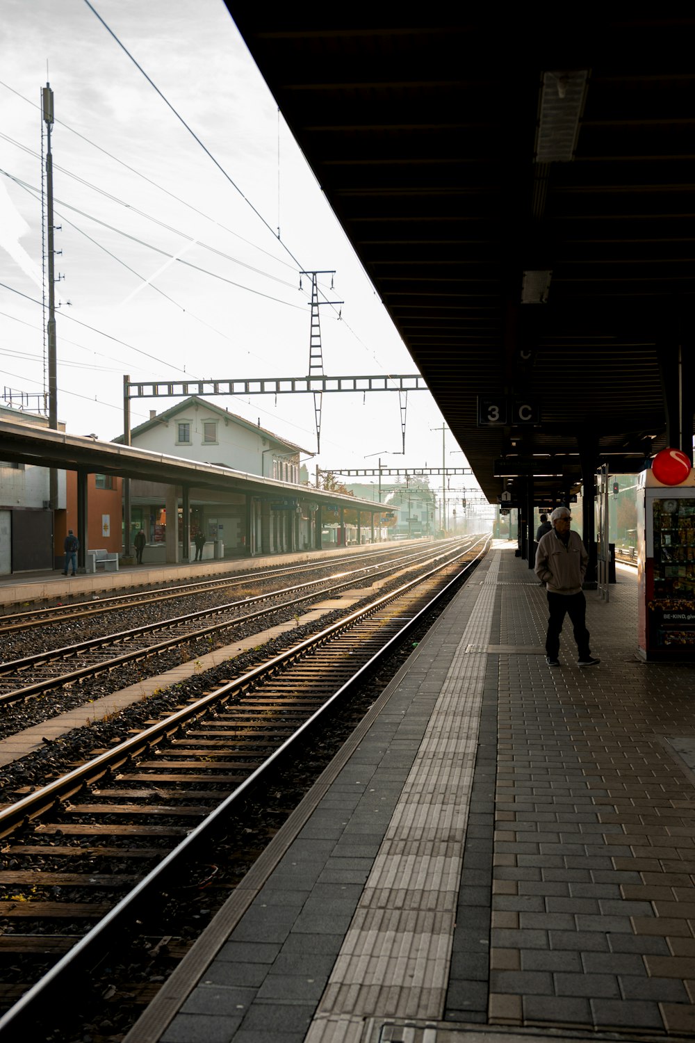 una stazione ferroviaria con un treno sui binari