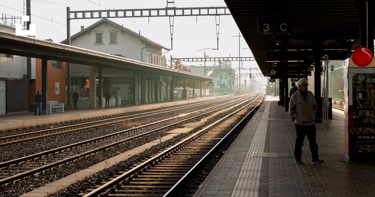 Une gare avec un train sur les rails photo – Photo La Suisse Gratuite ...