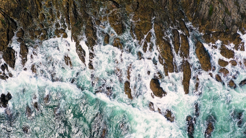 a bird's eye view of the water and rocks