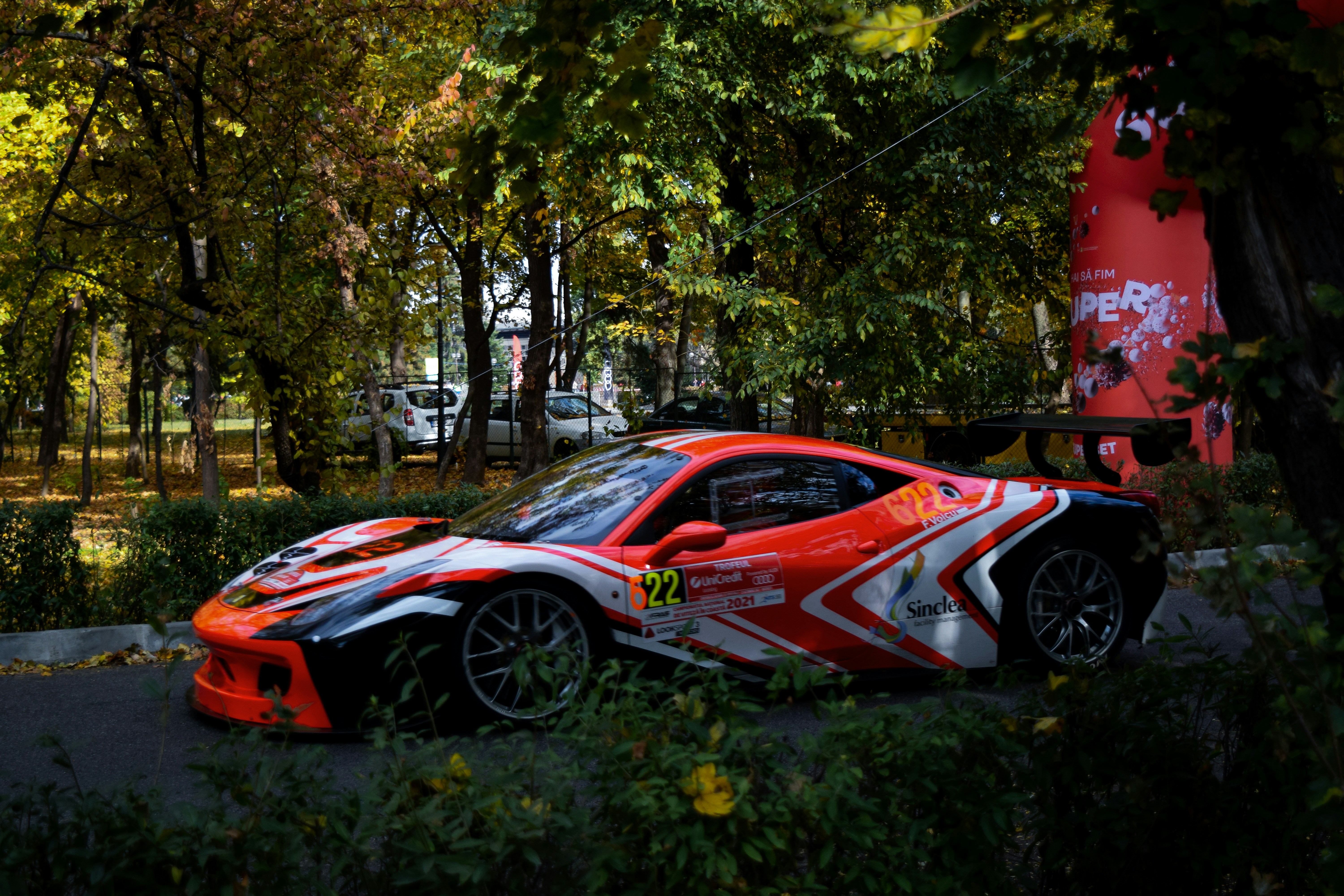Ein rot-weißes Auto am Straßenrand geparkt