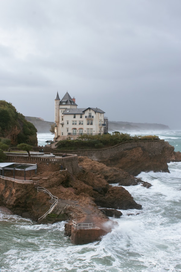 Maison blanche sur falaise au bord de l'océan, côte basque Biarritz