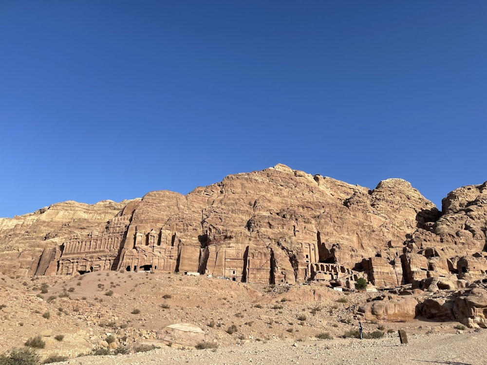 Eine große Felsformation mitten in einer Wüste