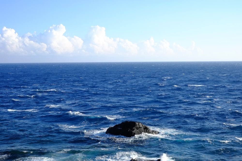 Ein Felsvorsprung mitten im Ozean