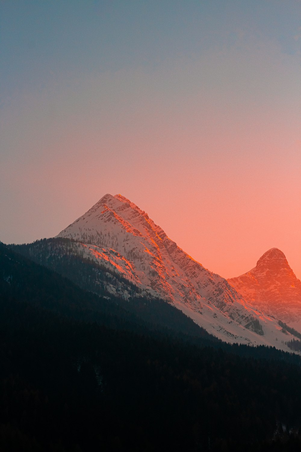 Le soleil se couche sur une chaîne de montagnes