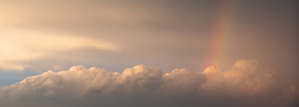 Ein Regenbogen am Himmel mit Wolken im Hintergrund