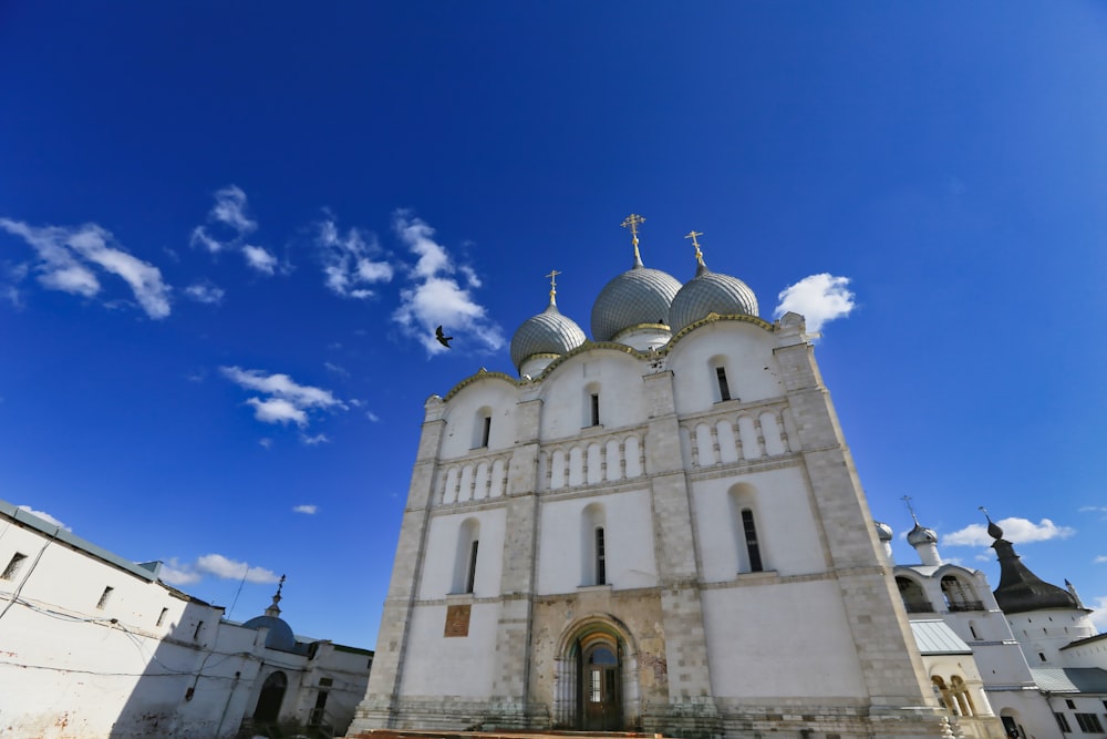 um grande edifício branco com uma cruz em cima dele