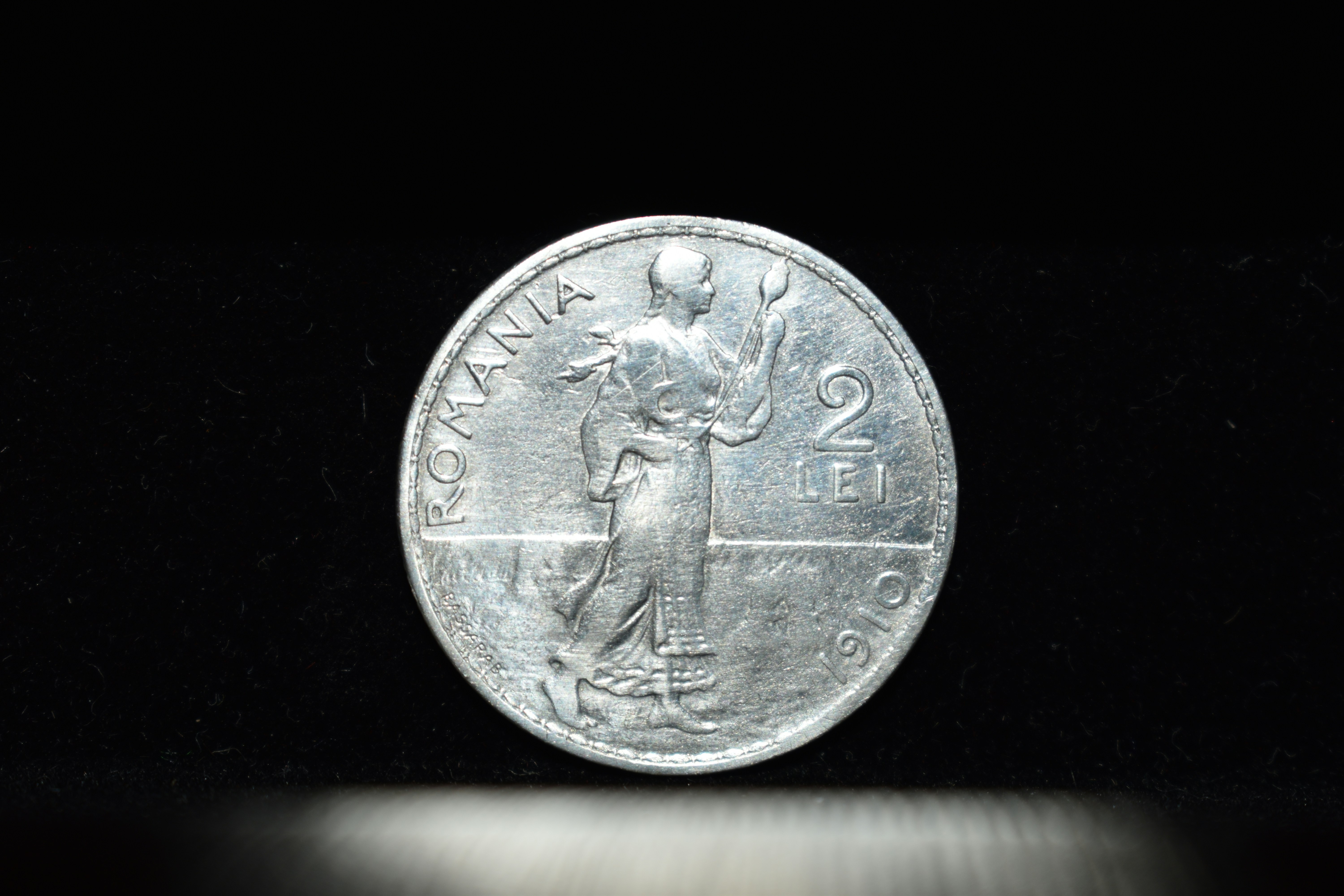 great photo recipe,how to photograph romanian old coin from 1910; a close up of a coin on a table