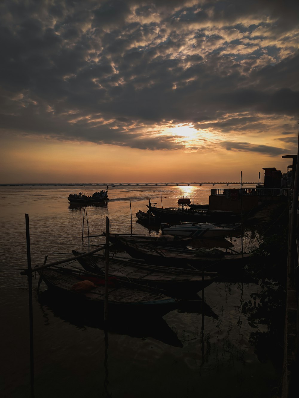 um número de pequenos barcos em um corpo de água