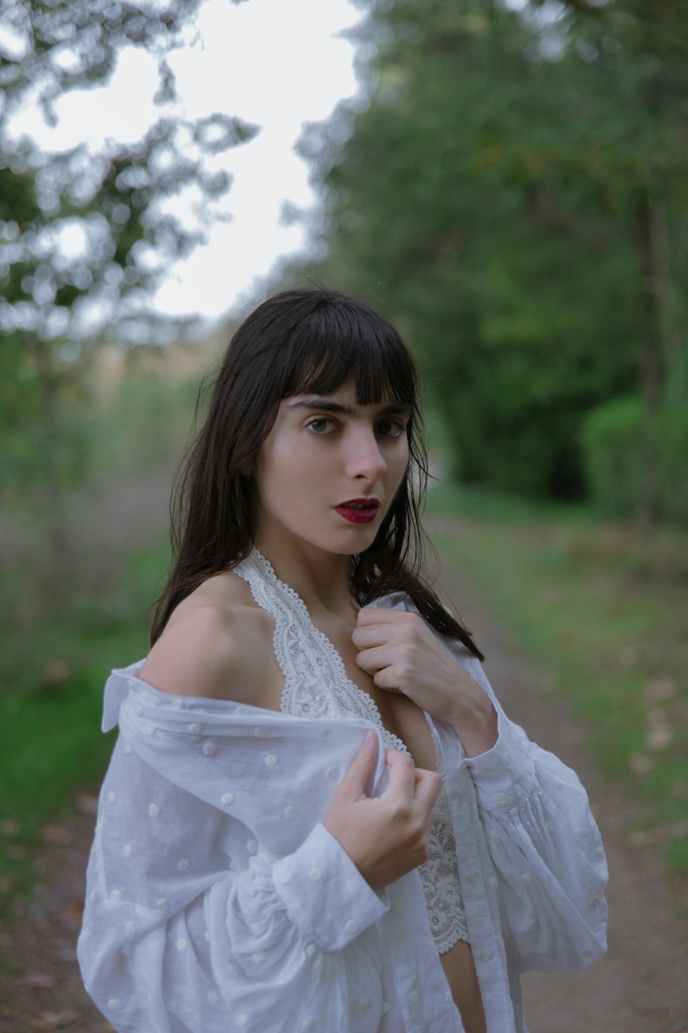 Una donna in un top bianco in posa per una foto