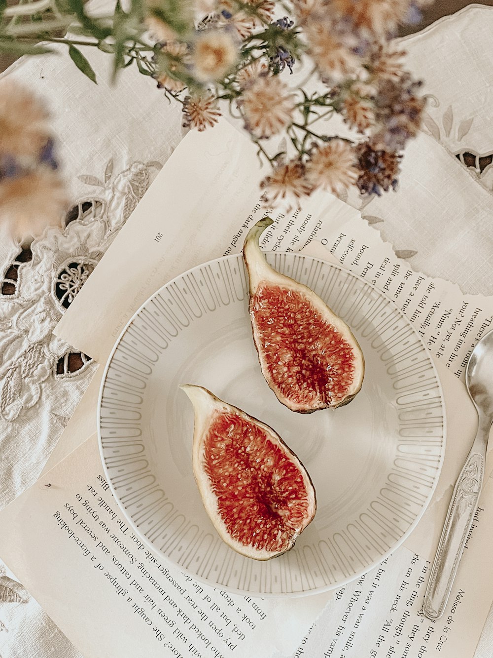 um par de figos sentados em cima de um prato branco