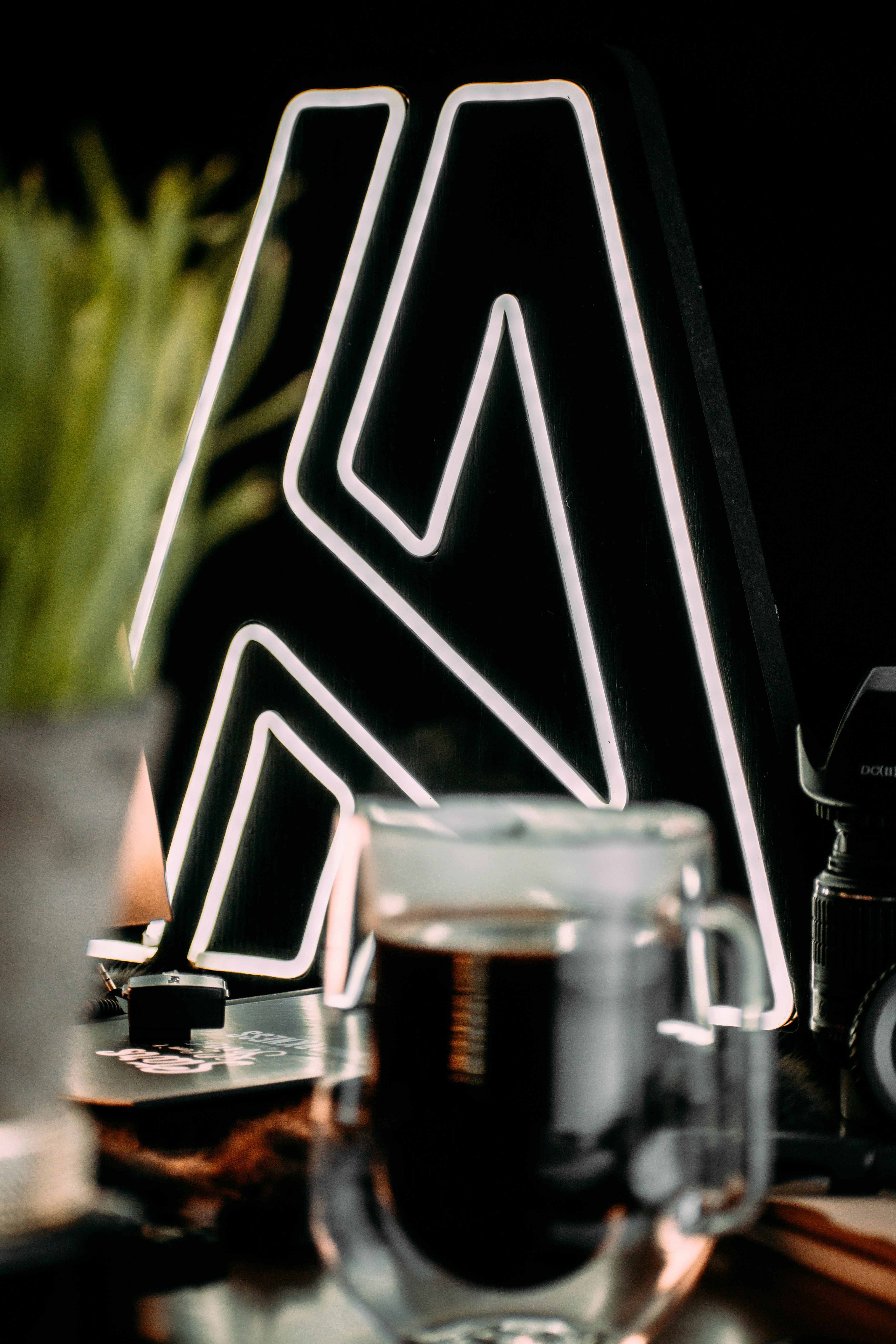 Una taza de café sentada encima de una mesa