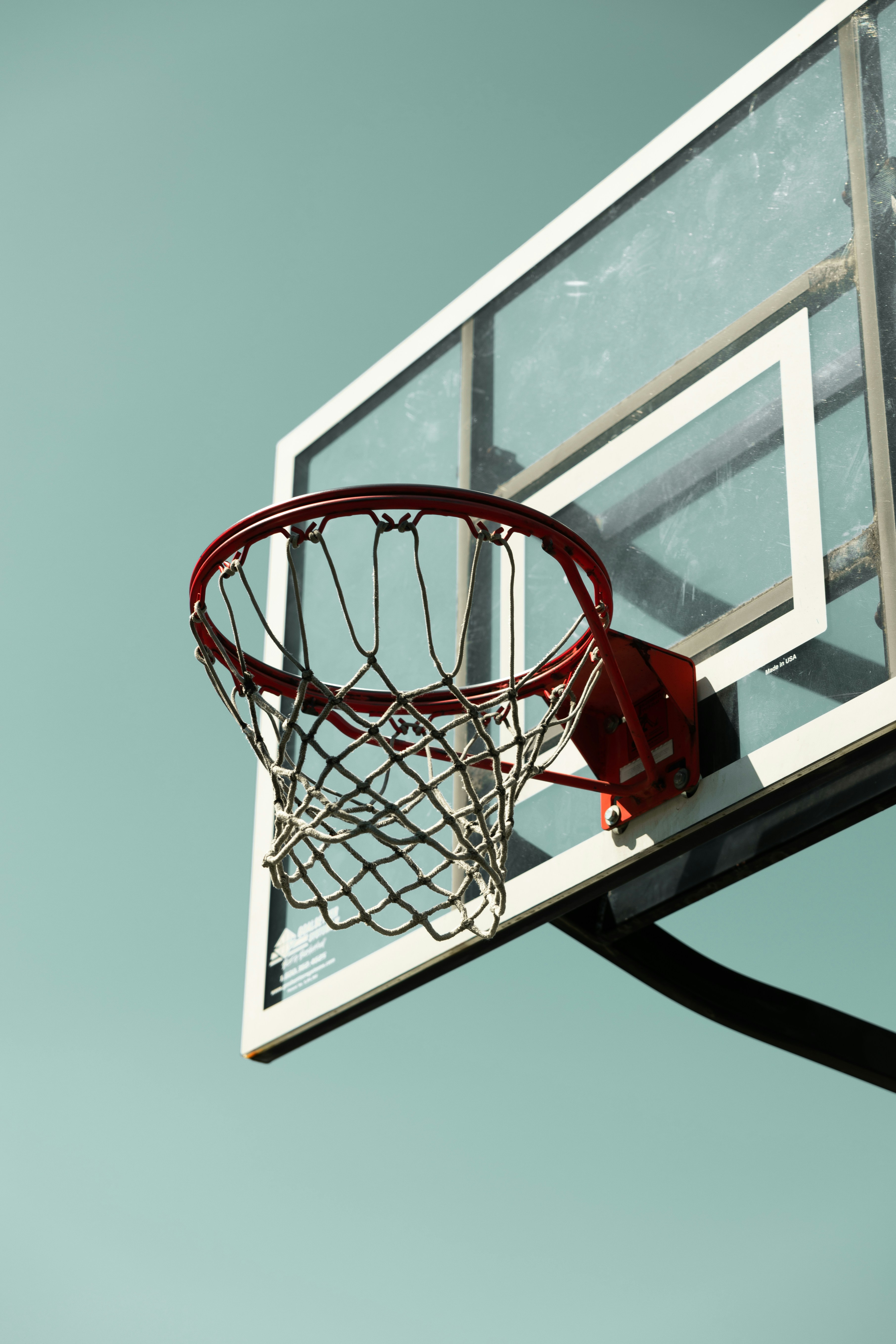Un aro de baloncesto con una pelota de baloncesto atravesándolo