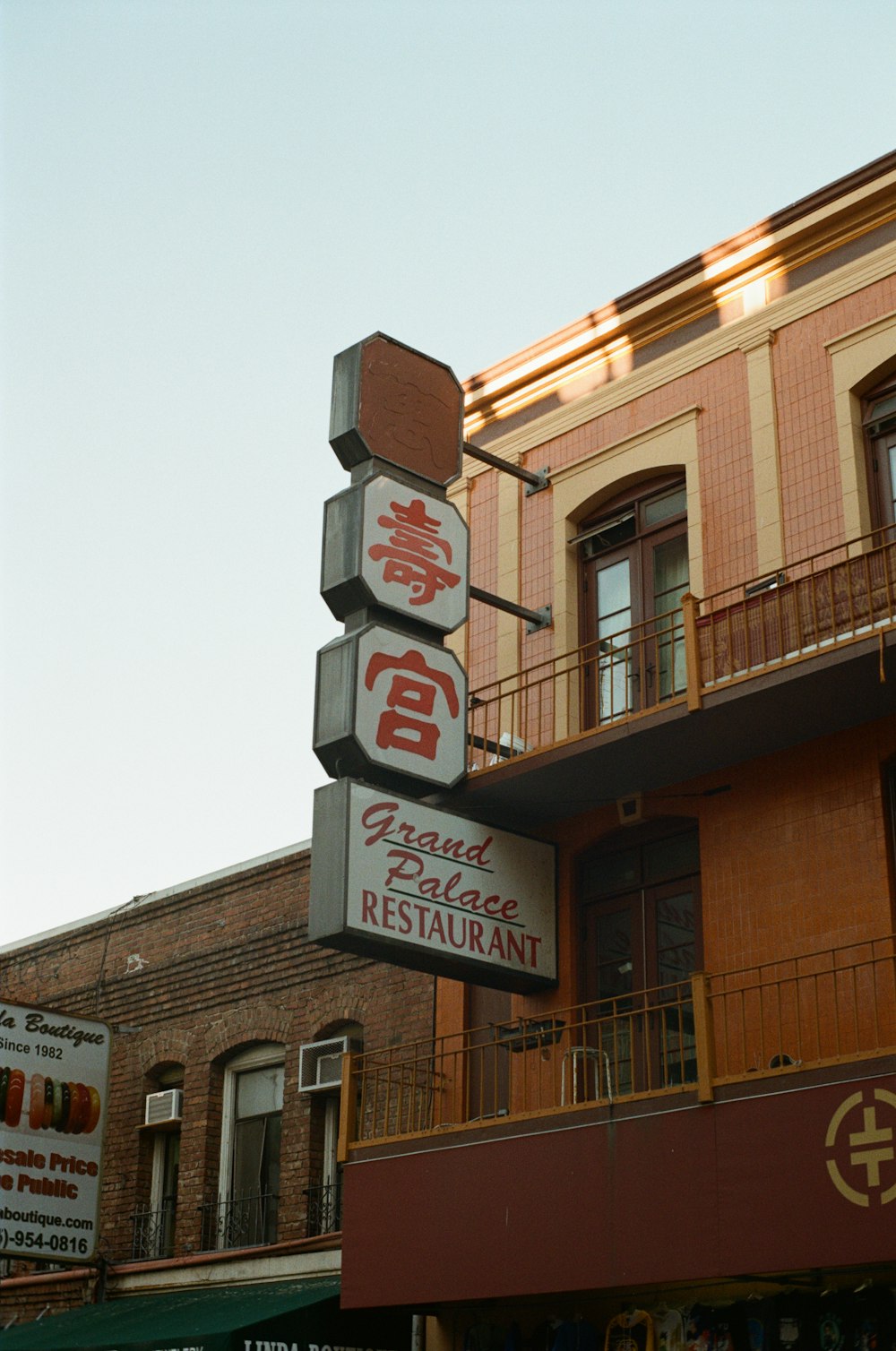 uma placa de restaurante pendurada do lado de um edifício