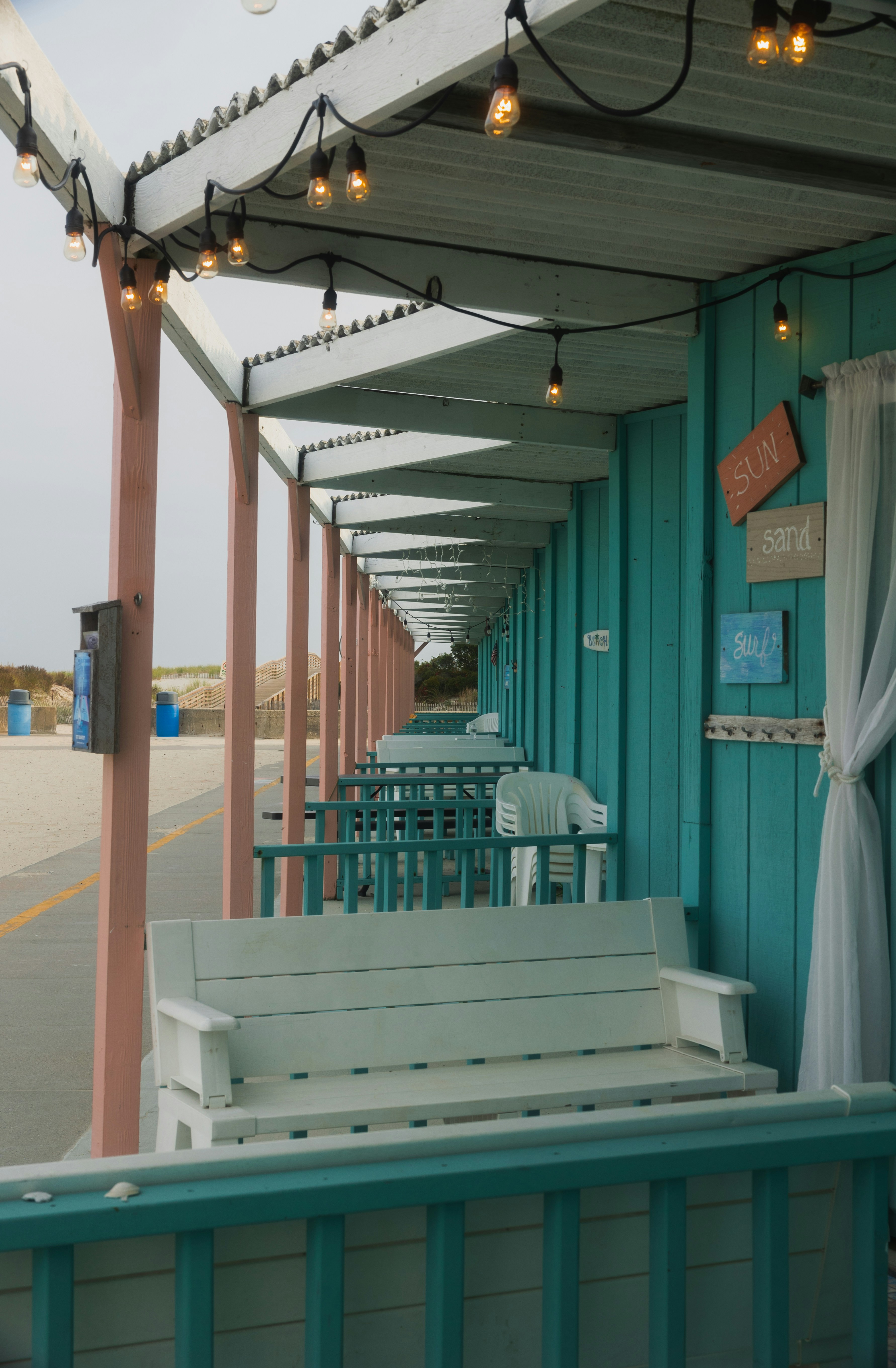 a row of benches sitting next to each other