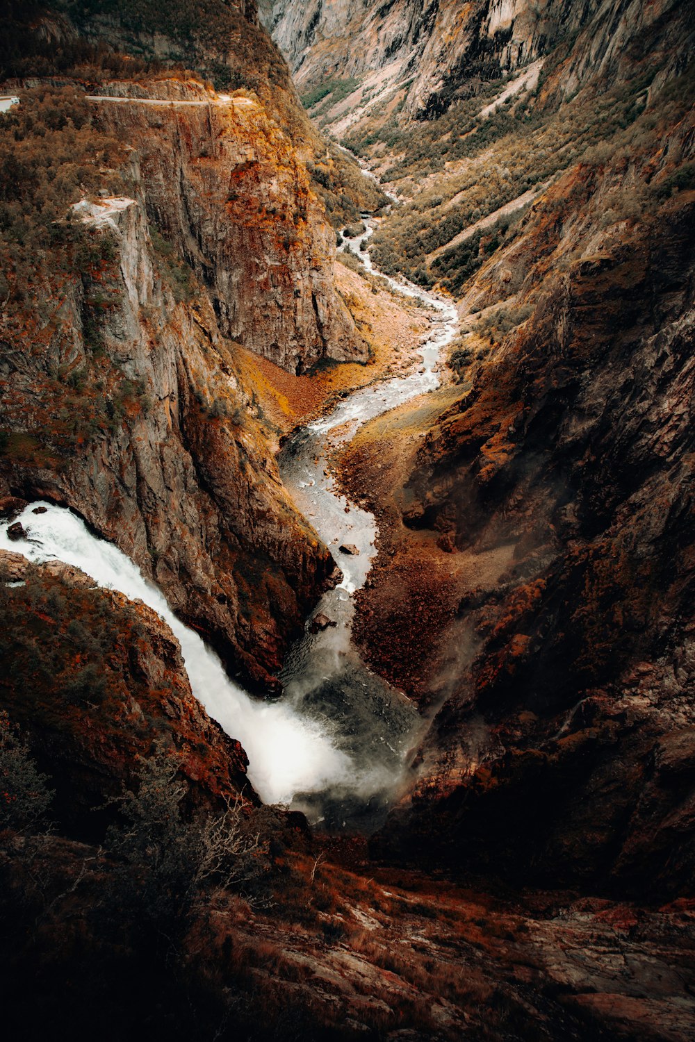 Un cañón con una montaña al fondo