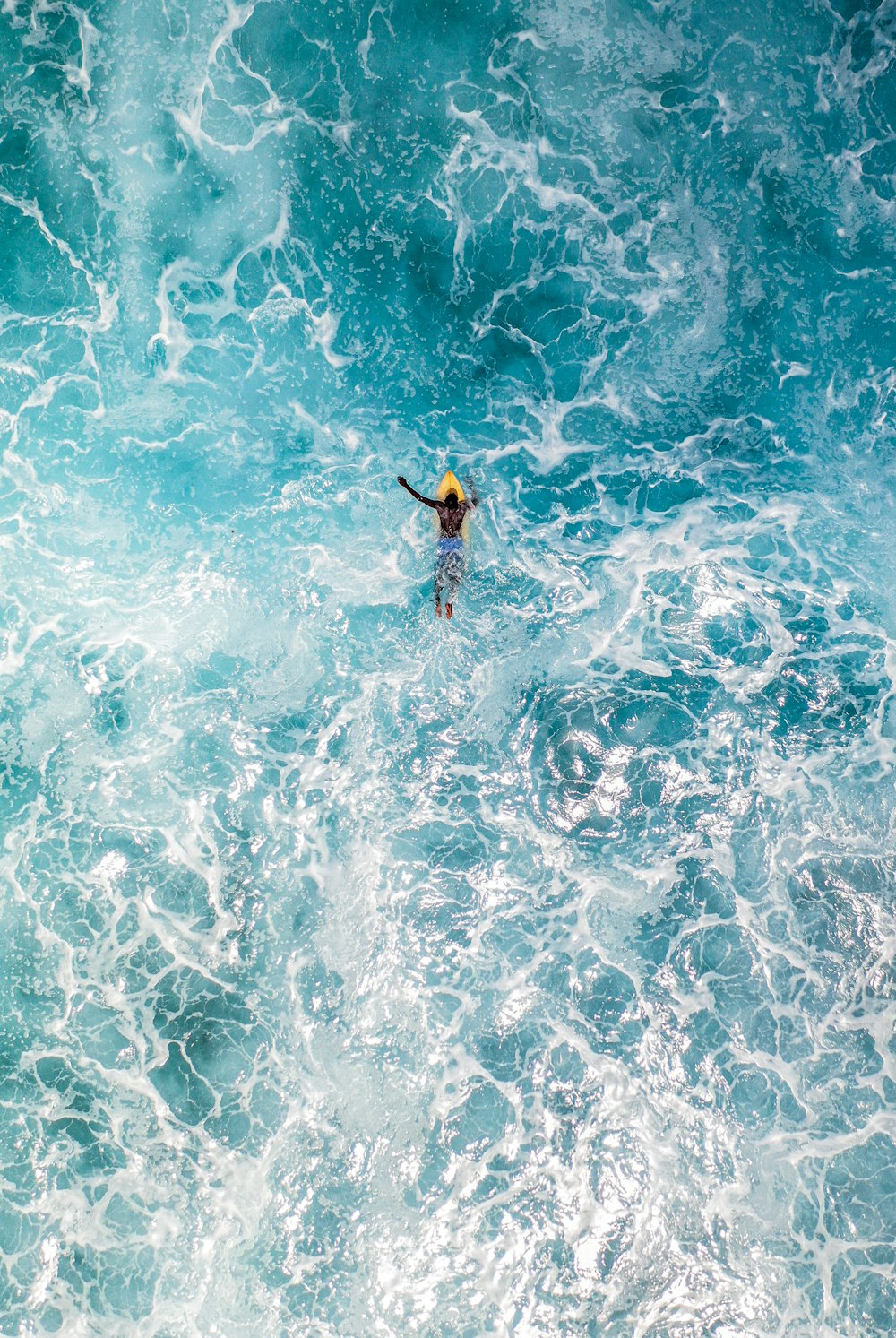 Una persona en el agua con una tabla de surf
