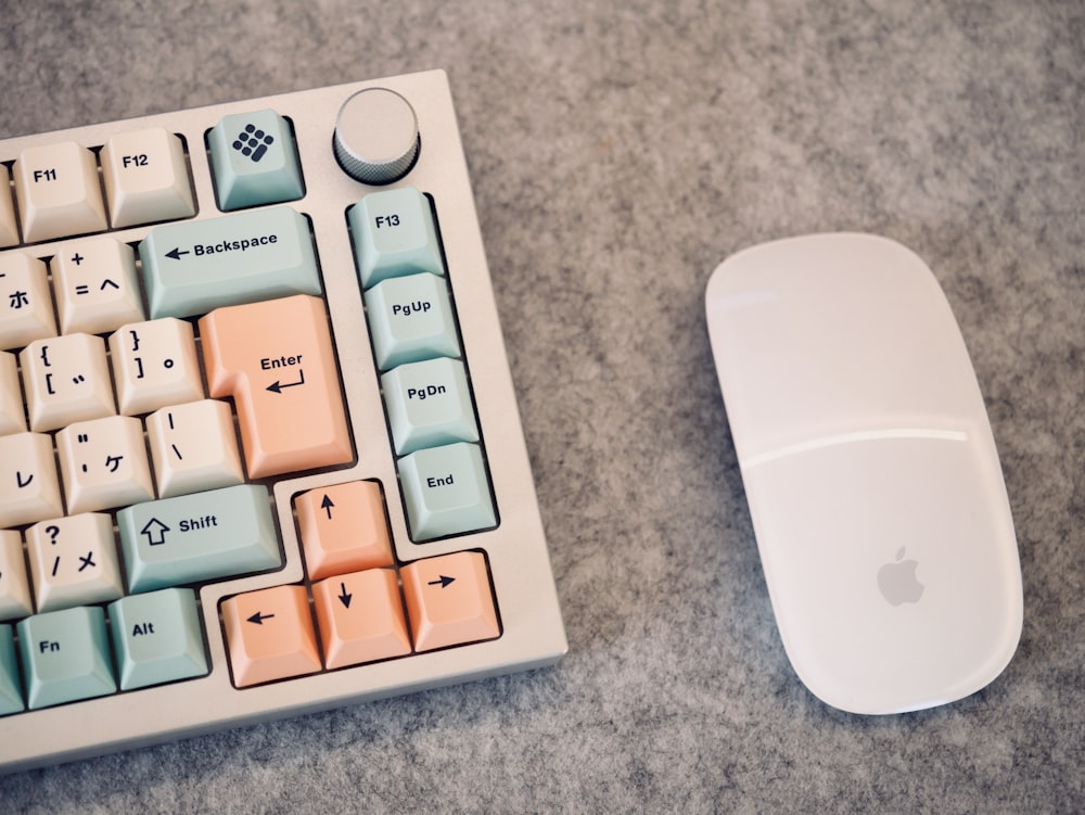 um teclado e mouse de computador em uma mesa