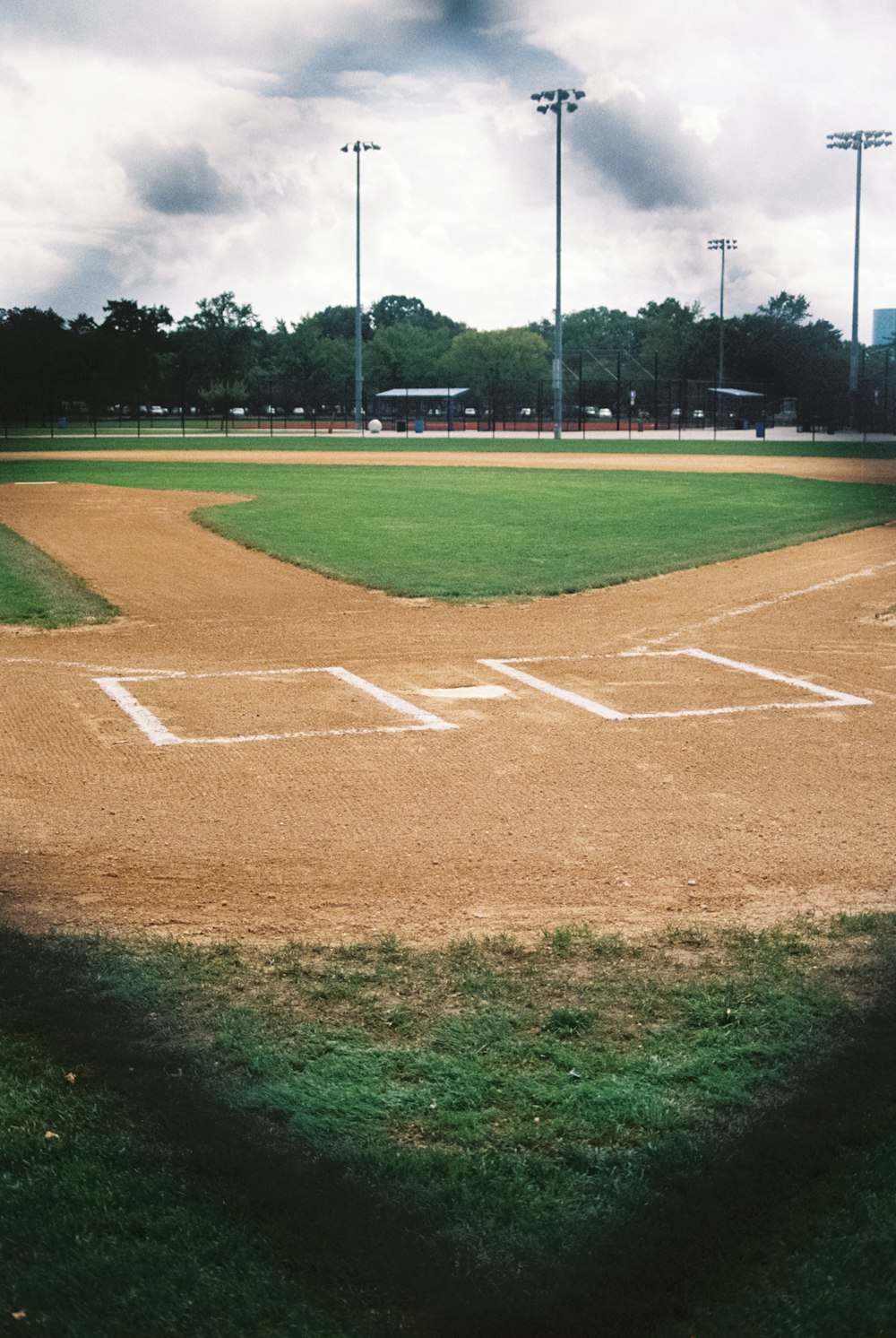 un campo de béisbol con una base de tierra y césped