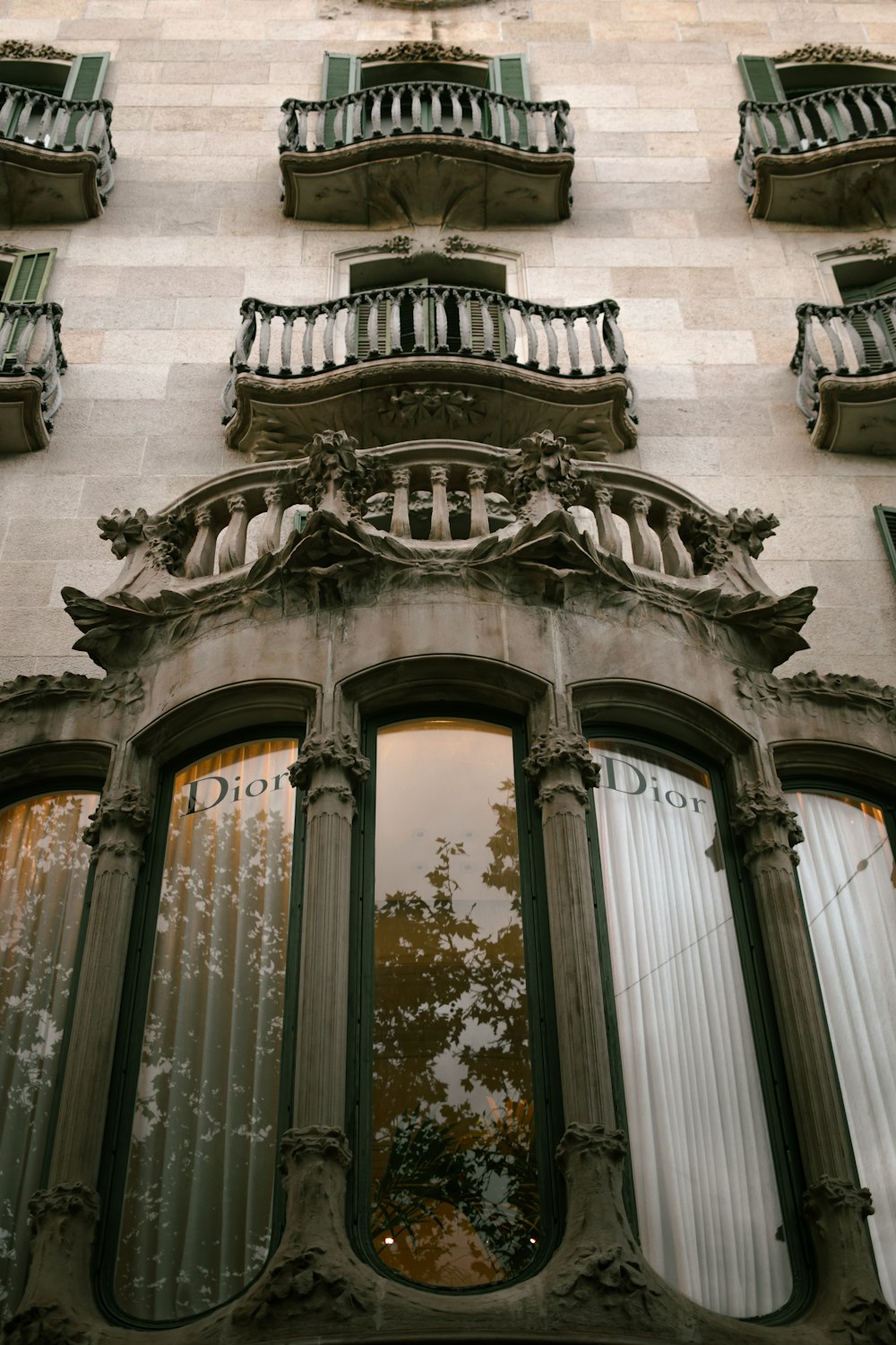 Un edificio alto con molte finestre e balconi