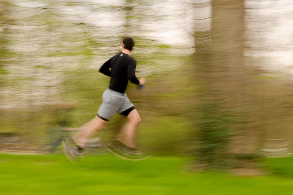 Una foto borrosa de un hombre corriendo en un parque
