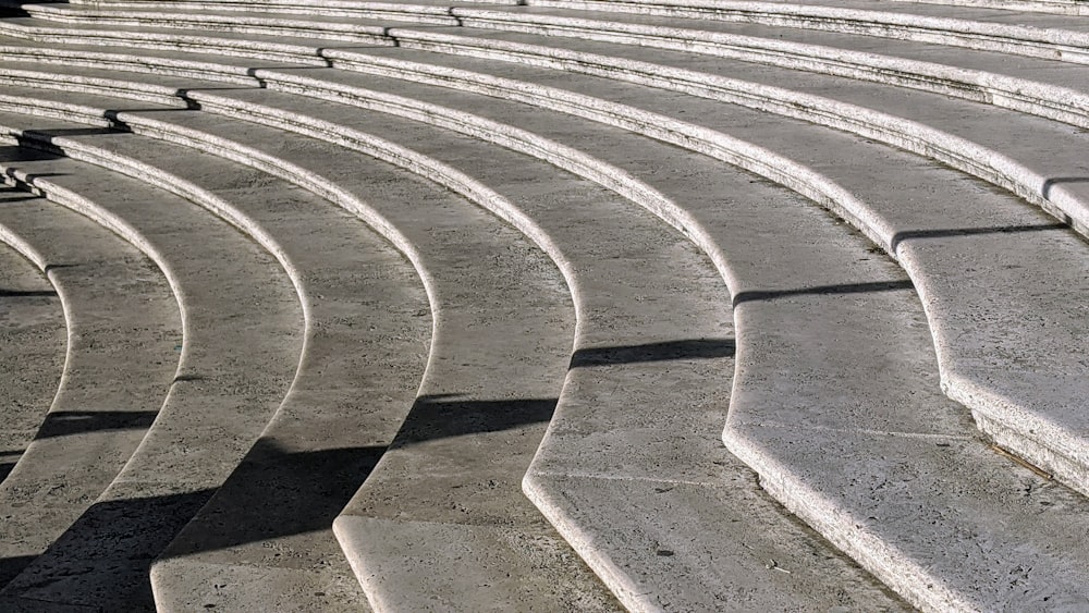 uma fileira de assentos vazios em um estádio