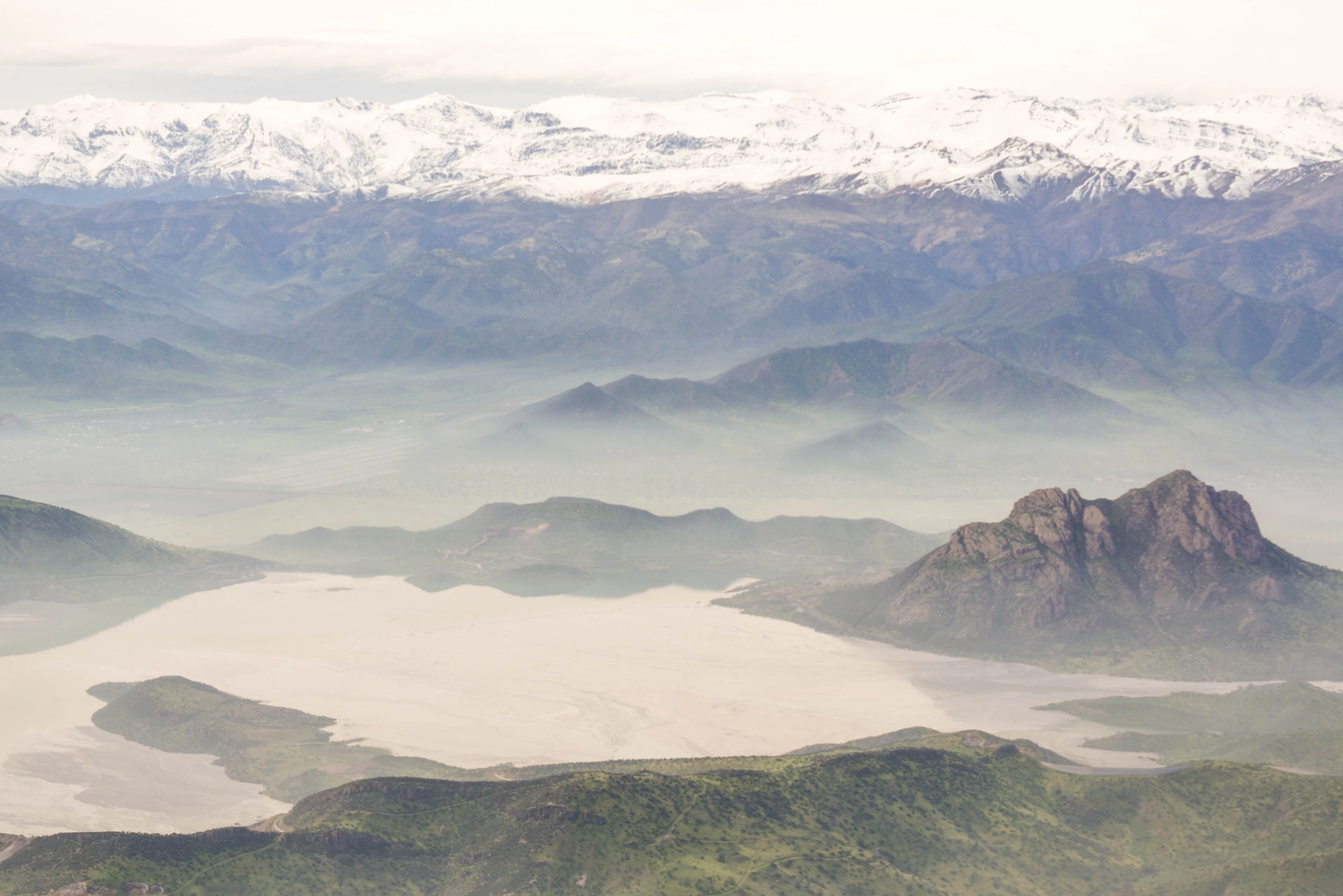 Valles andinos cubiertos de neblina