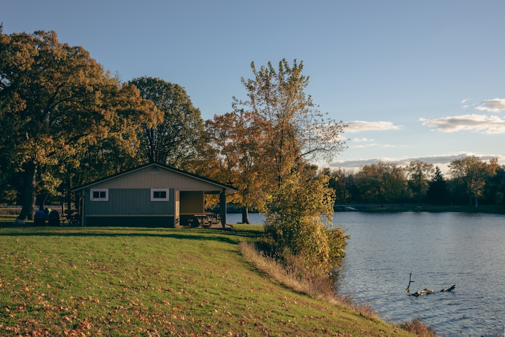 a small cabin on the side of a lake