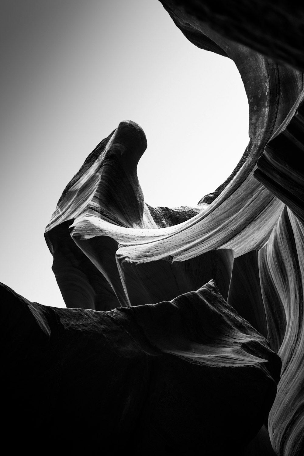 Una foto en blanco y negro de una formación rocosa