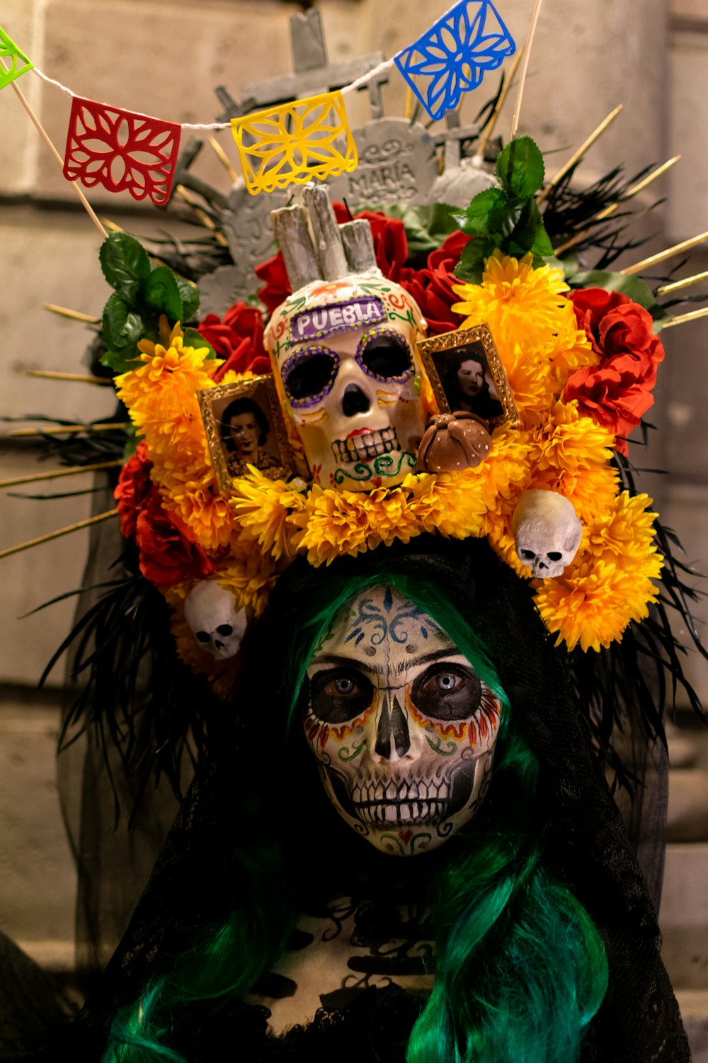 Une femme en costume de squelette avec des fleurs sur la tête