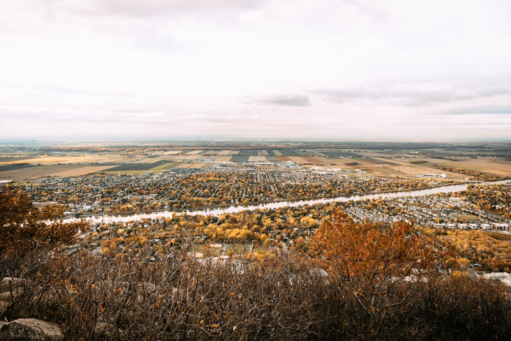 Una vista de una ciudad desde una colina