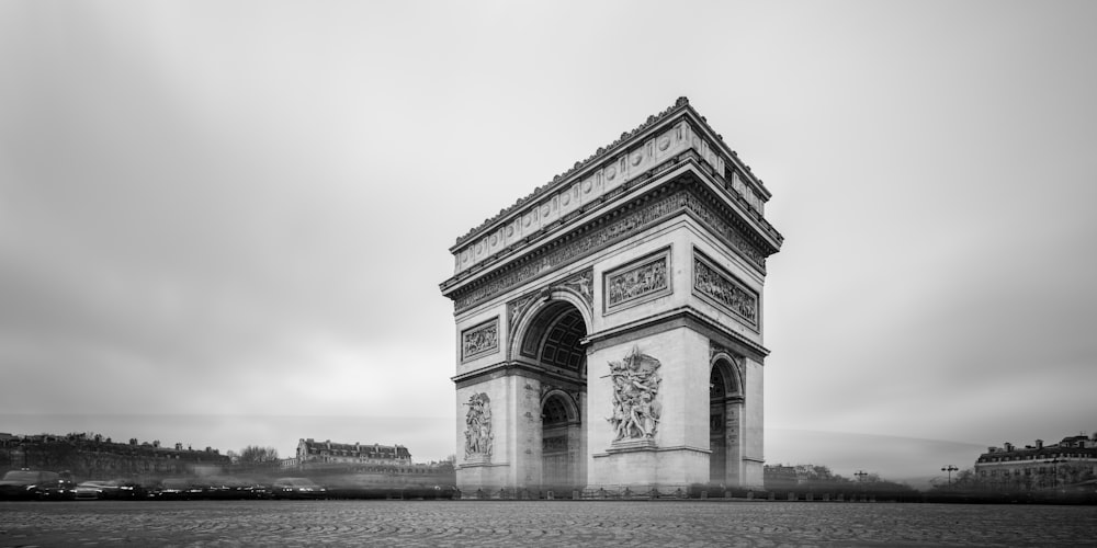 a black and white photo of the arc of triumph