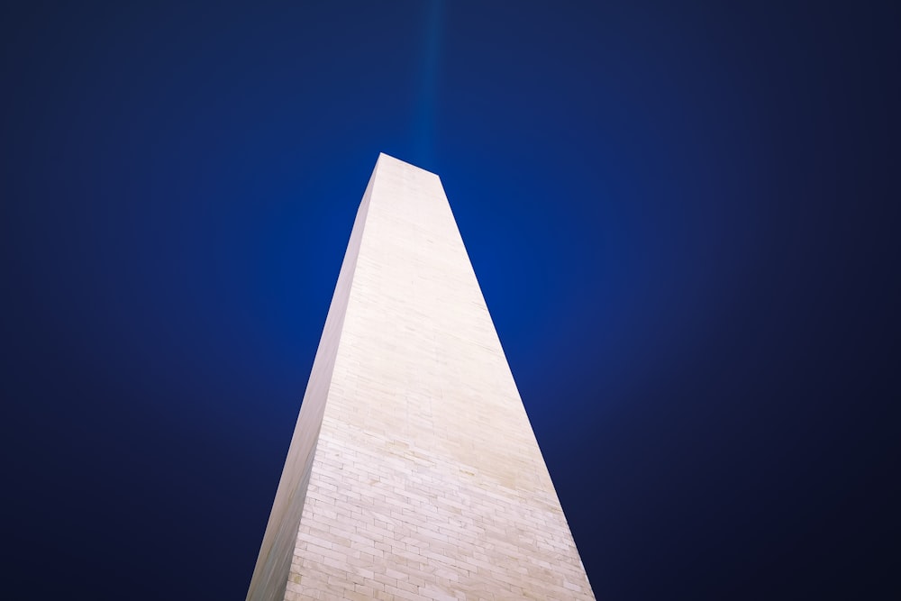 the washington monument is lit up at night