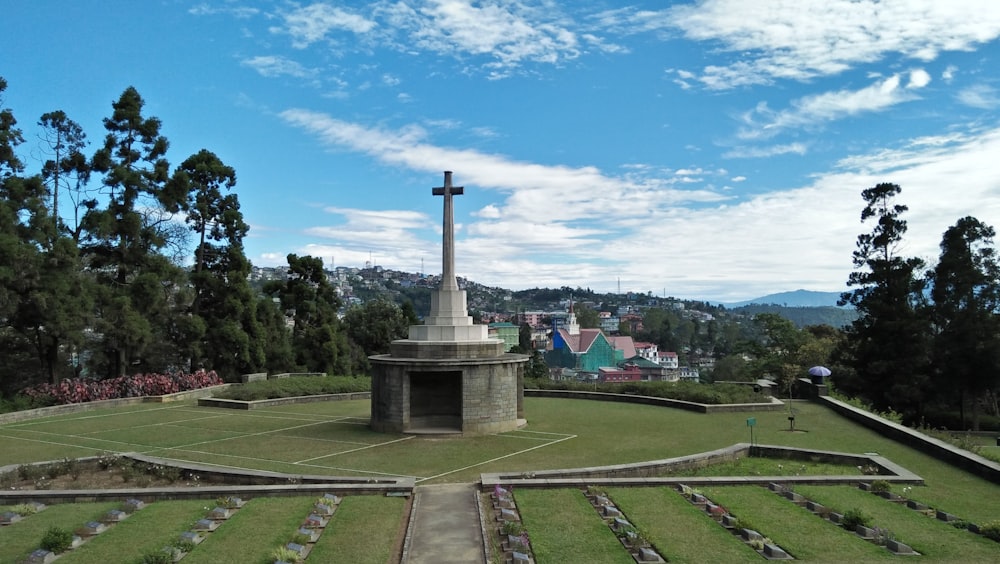 um cemitério com uma cruz em cima dele