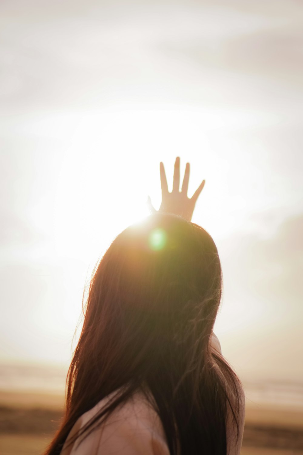 Une femme les mains en l’air